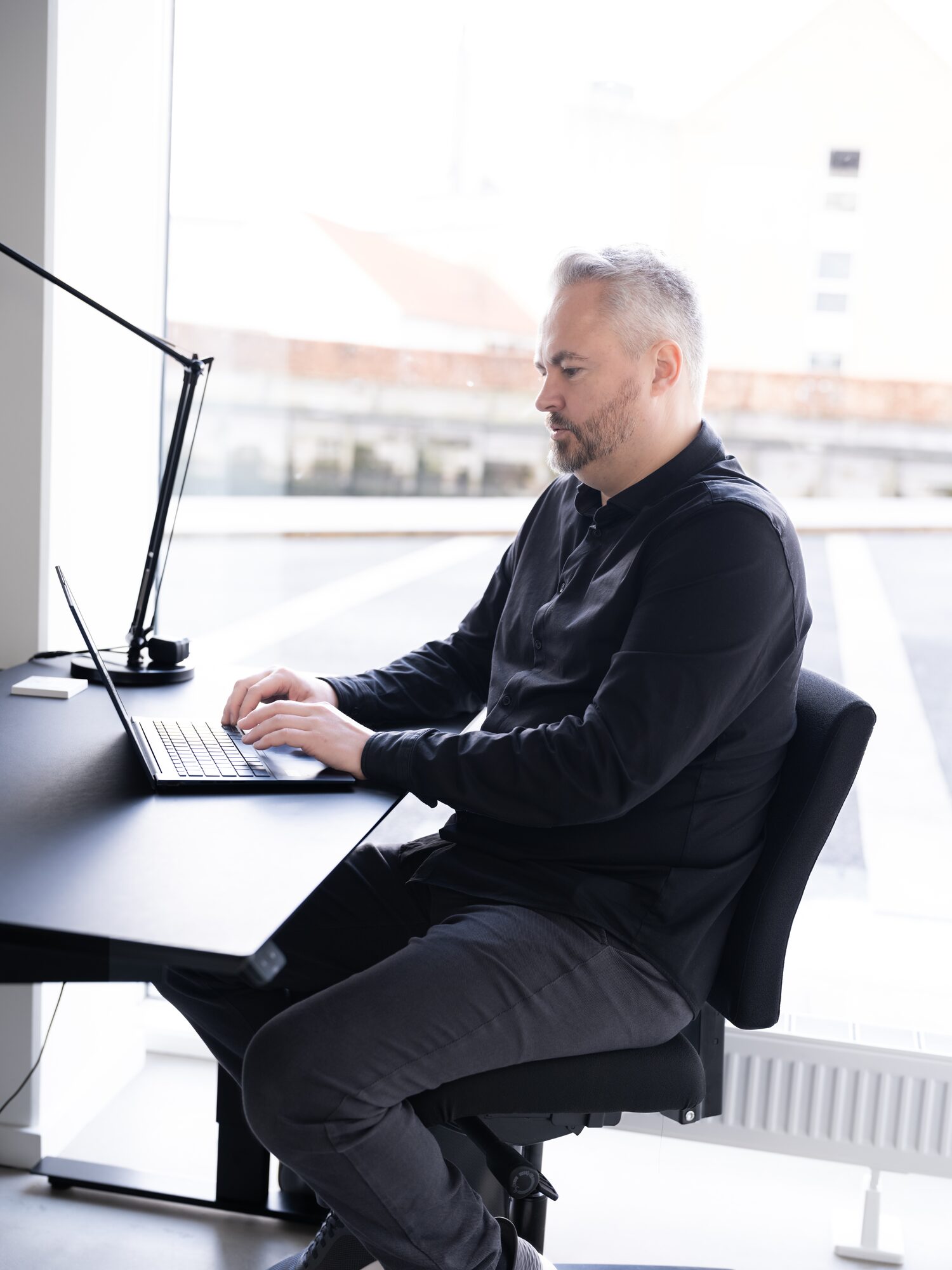 Bruno Poulsen i dybt fokus ved skrivebord