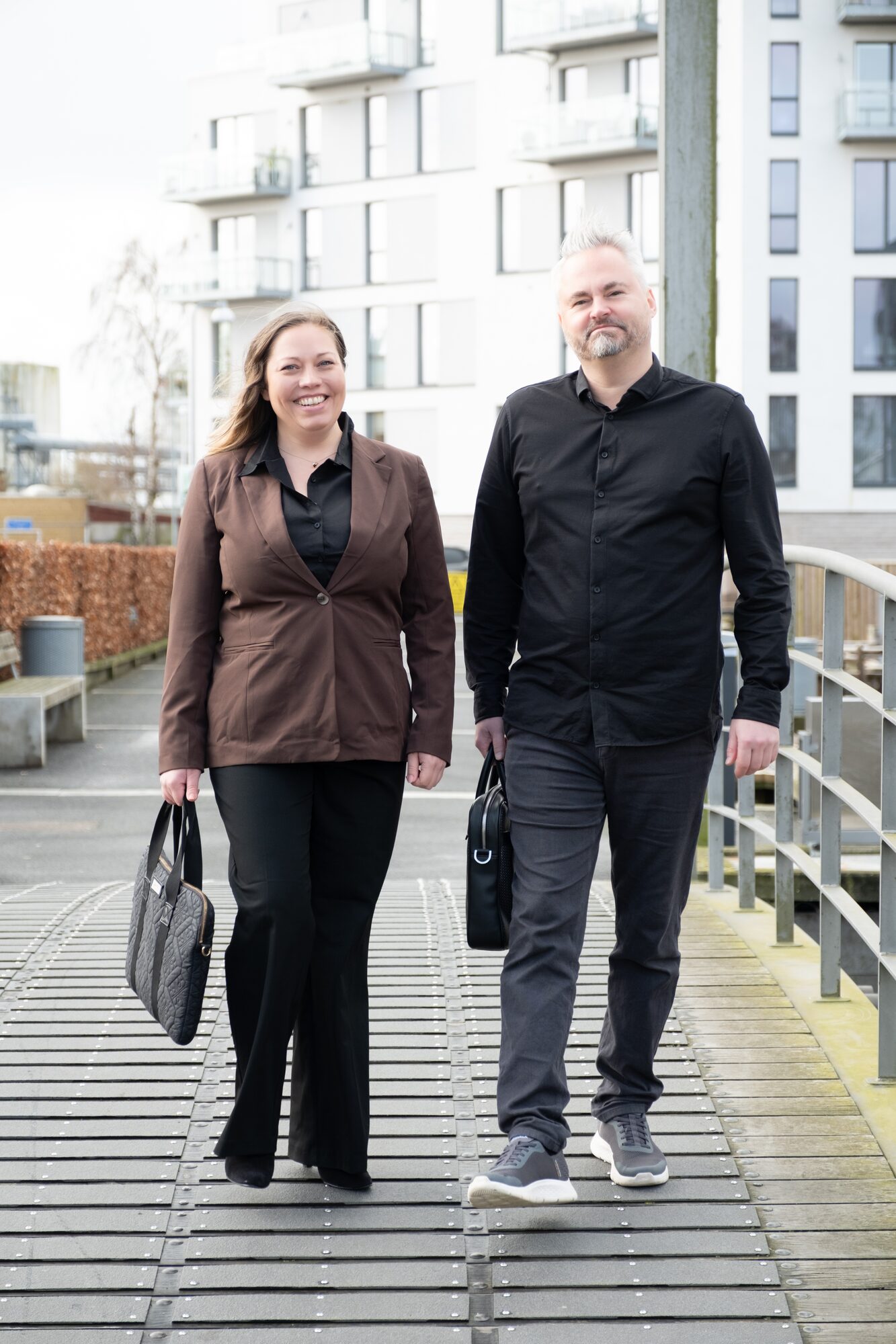 Bruno Kamilla Paa Vej Udenfor Web