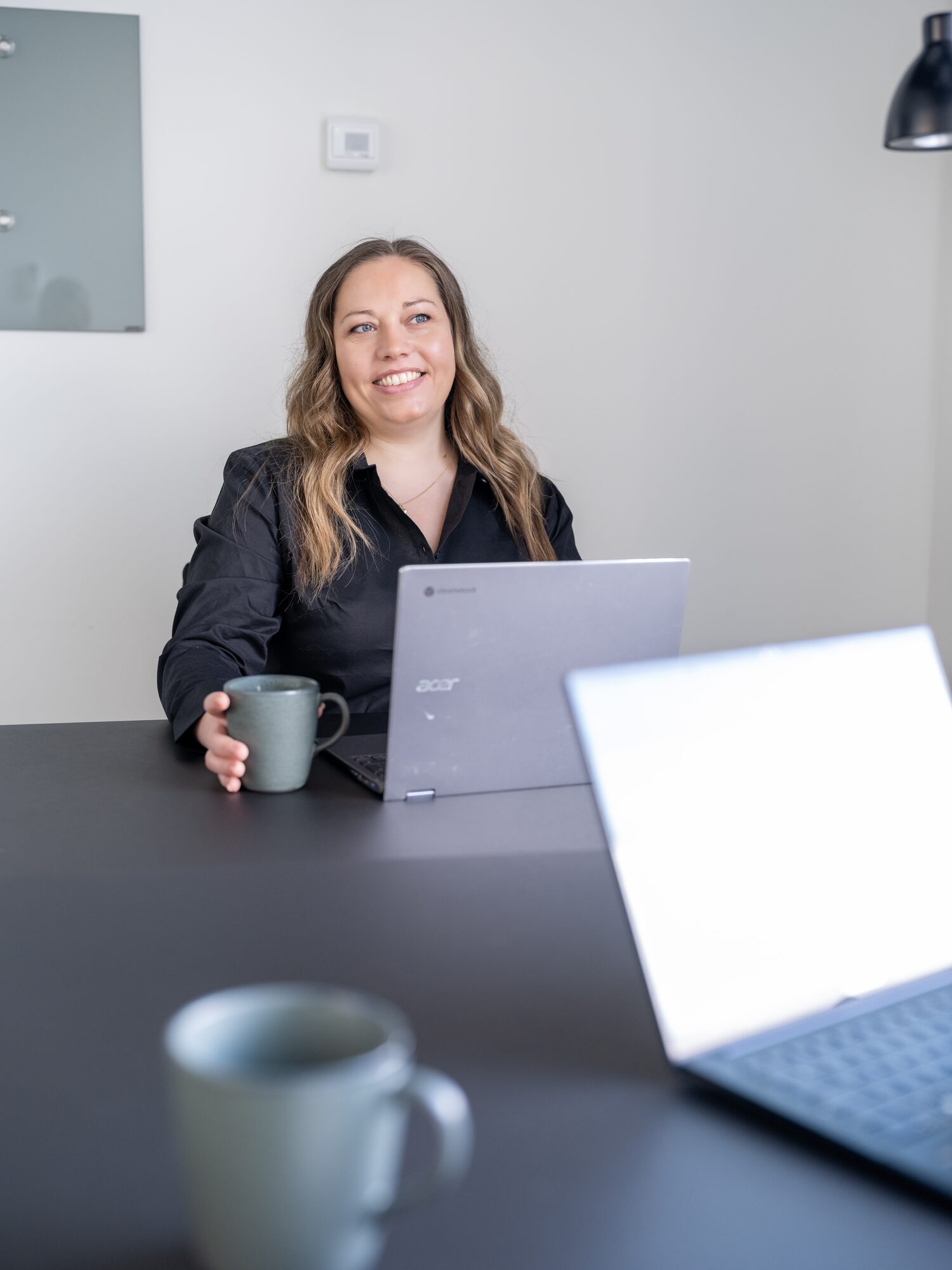 Kamilla Vinding ved møde med kaffe
