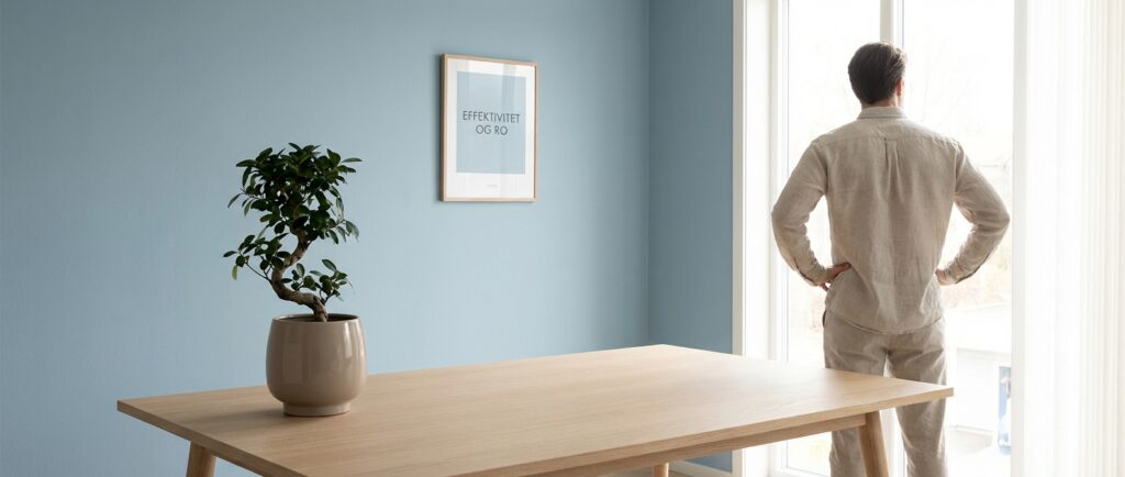 Person nyder overskud efter effektiv og skalerbar videoproduktion af professionelt indhold med AI-avatarer.